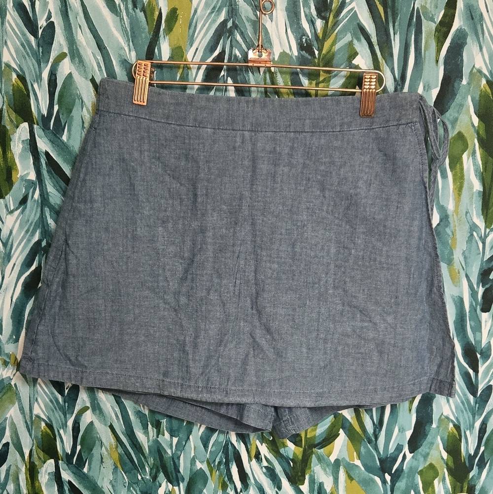 NWT Dockers Light Blue Chambray Tie Front Shorts